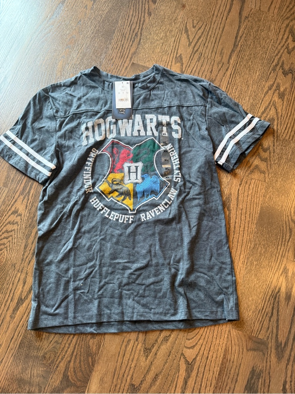 Warner Bros. Hogwarts Crest Graphic Tee - Charcoal Gray size xl